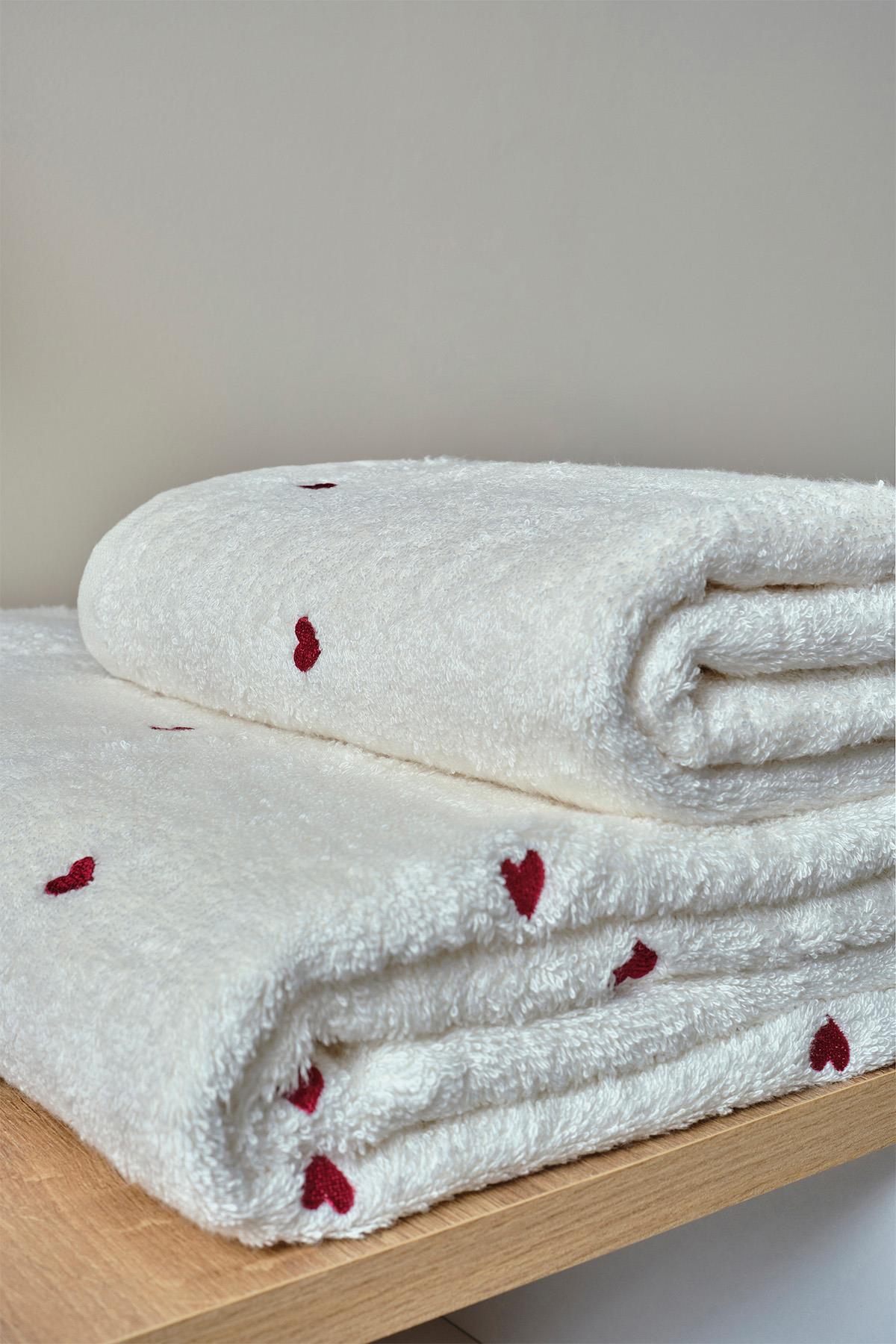 Beyaz kalın havlu, kırmızı kalp desenli, konforlu ve şık yaşam için