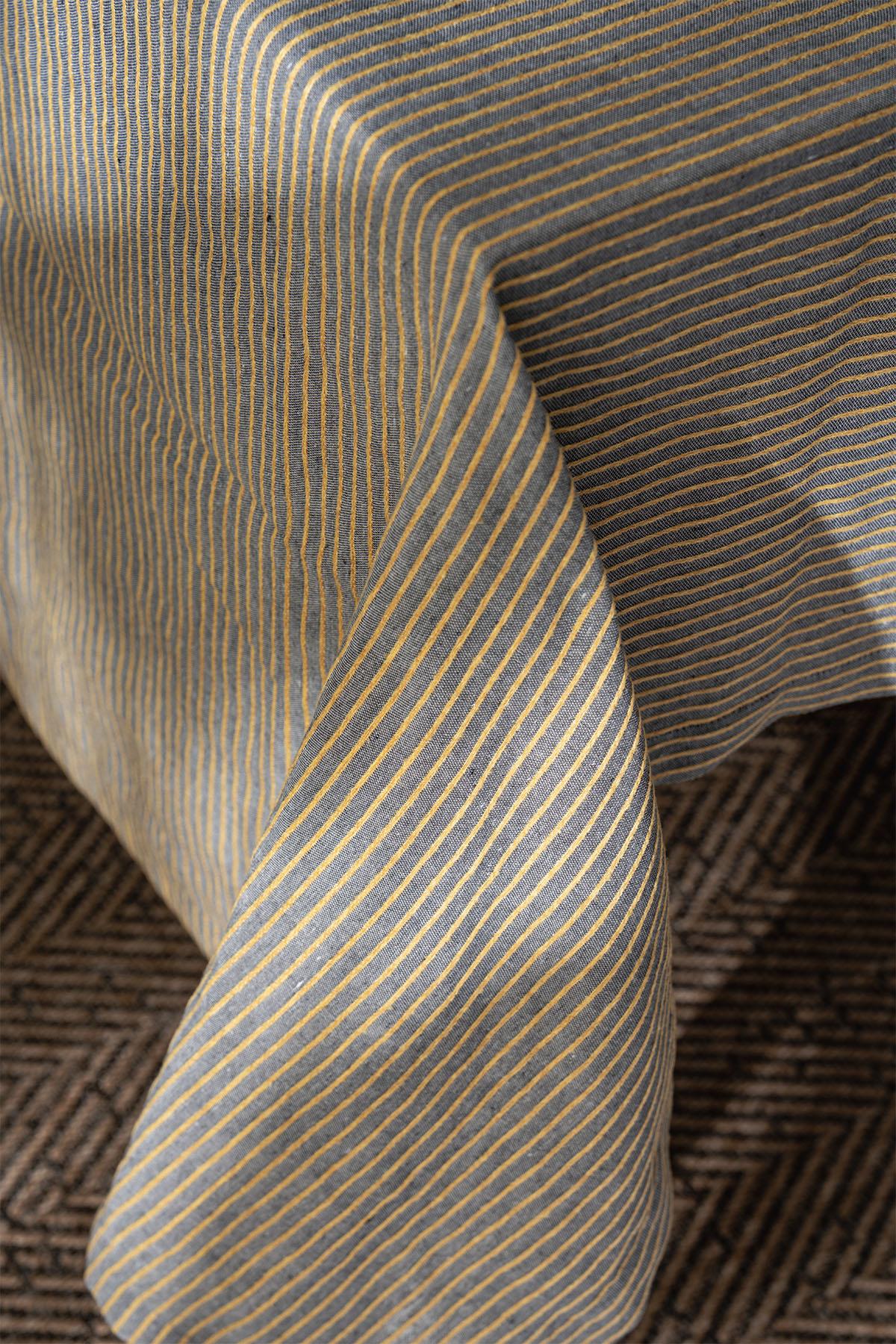 Loris Stain-Resistant and Wrinkle-Free Tablecloth (160 x 260 cm)