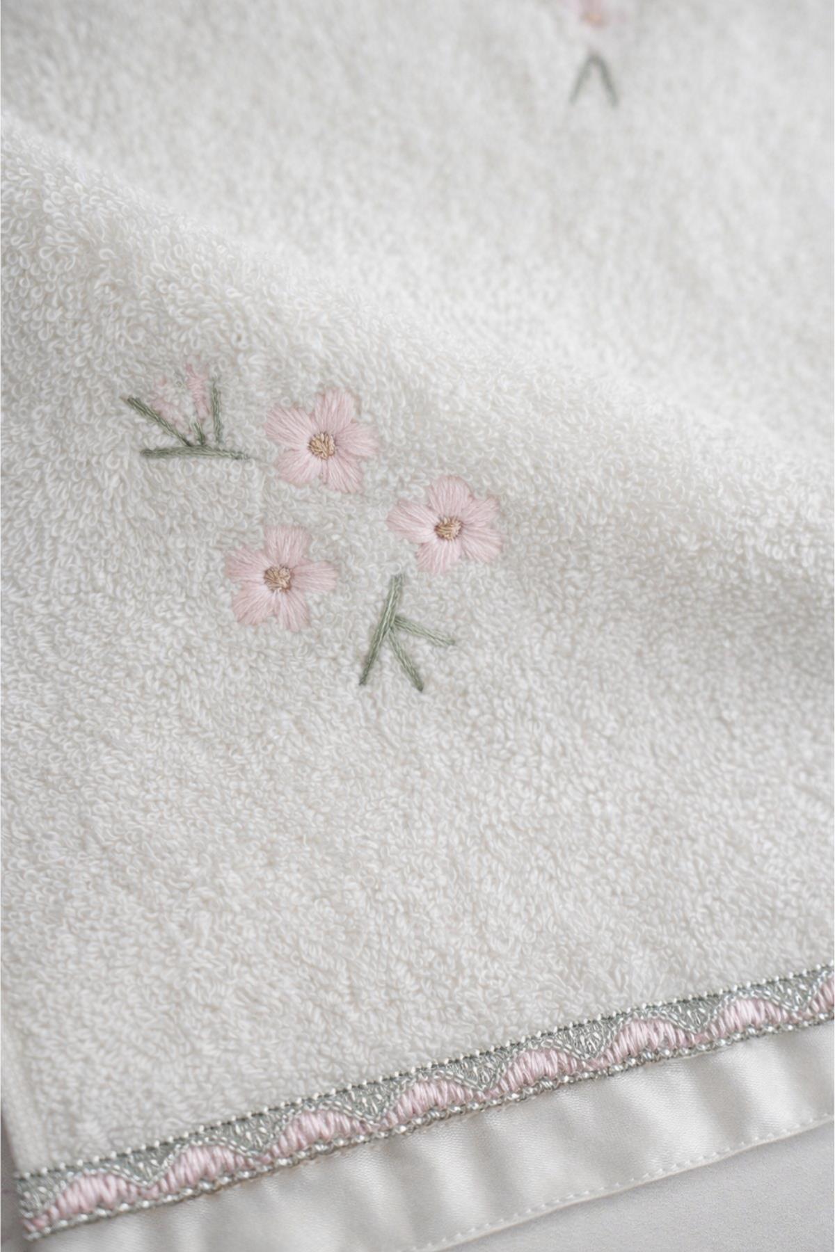 Nadia Daisy Embroidered Face Towel (50 x 90 cm)