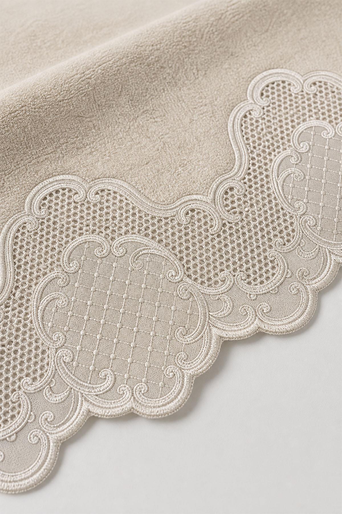 Simena Embroidered Bath Towel (90 x 150 cm)