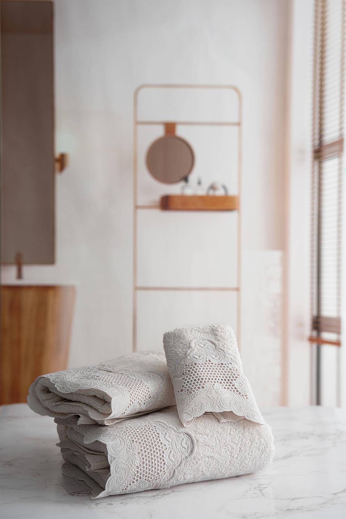 Iris Embroidered Bath Towel (90 x 150 cm)