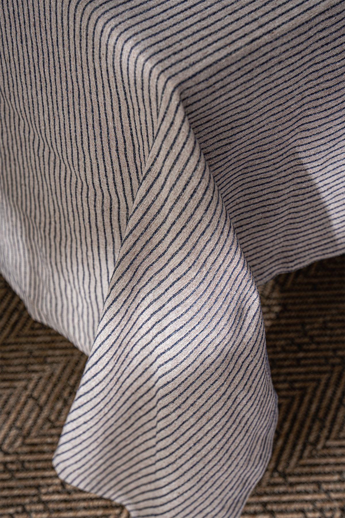 Loris Stain-Resistant and Wrinkle-Free Tablecloth (160 x 260 cm)