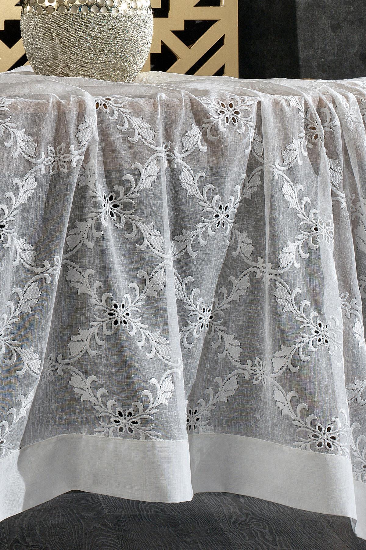 Dertsiz, leke tutmaz, beyaz saten masa örtüsü, çiçekli ve işlemeli 160x260 cm