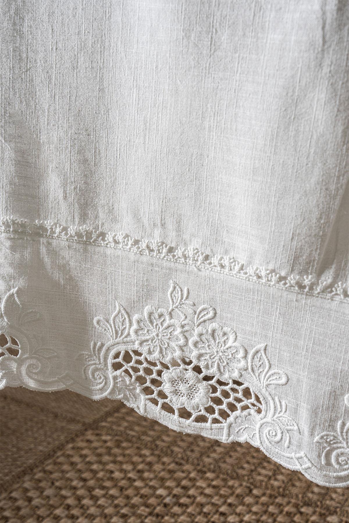 Puerta Flower Embroidered Stain-Resistant, Worry-Free Tablecloth (160 x 260 cm)