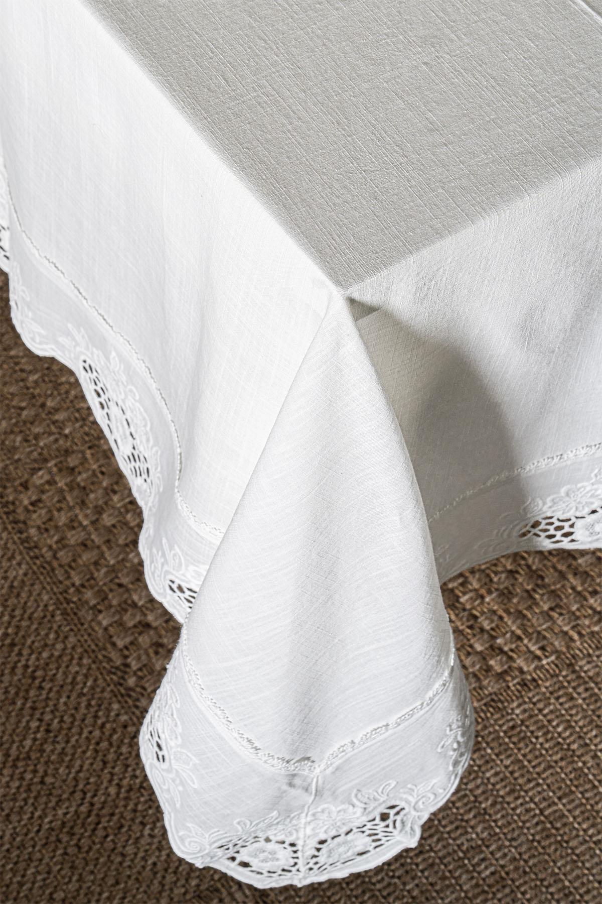 Puerta Flower Embroidered Stain-Resistant, Worry-Free Tablecloth (160 x 260 cm)