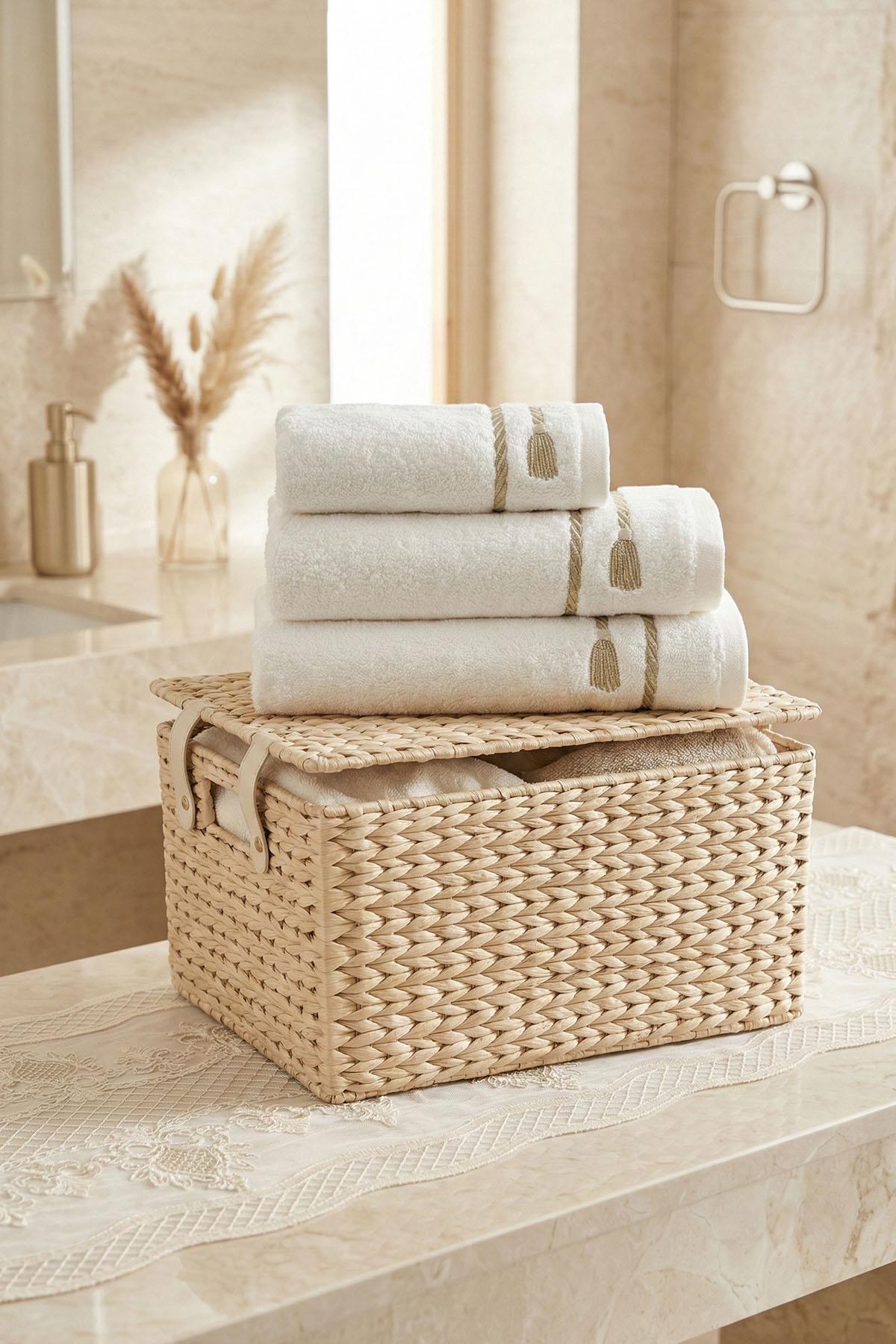 Roman Embroidered Hand Towel (30 x 50 cm)