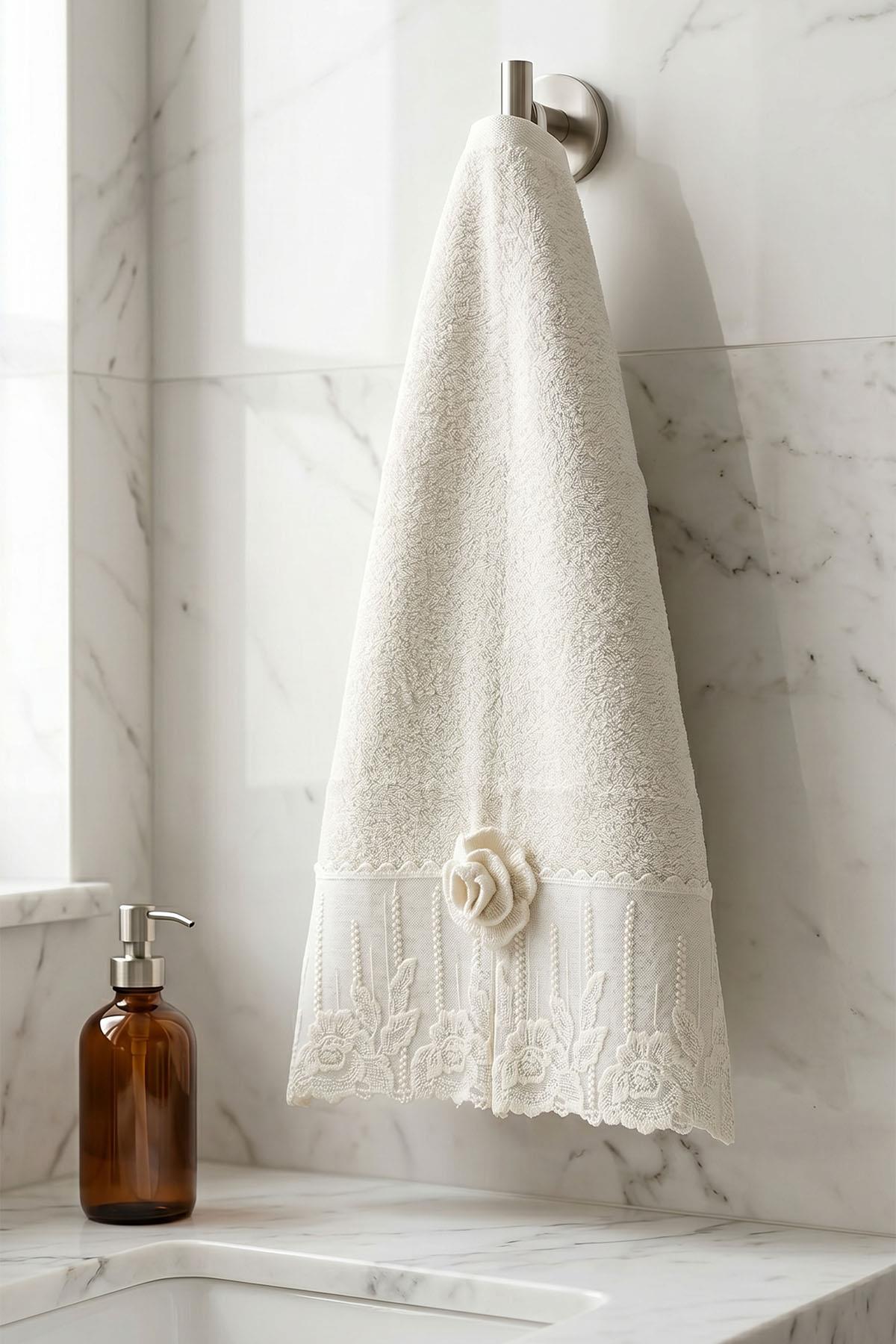 Rozano Rose Detailed Hand Towel (30 x 50 cm)