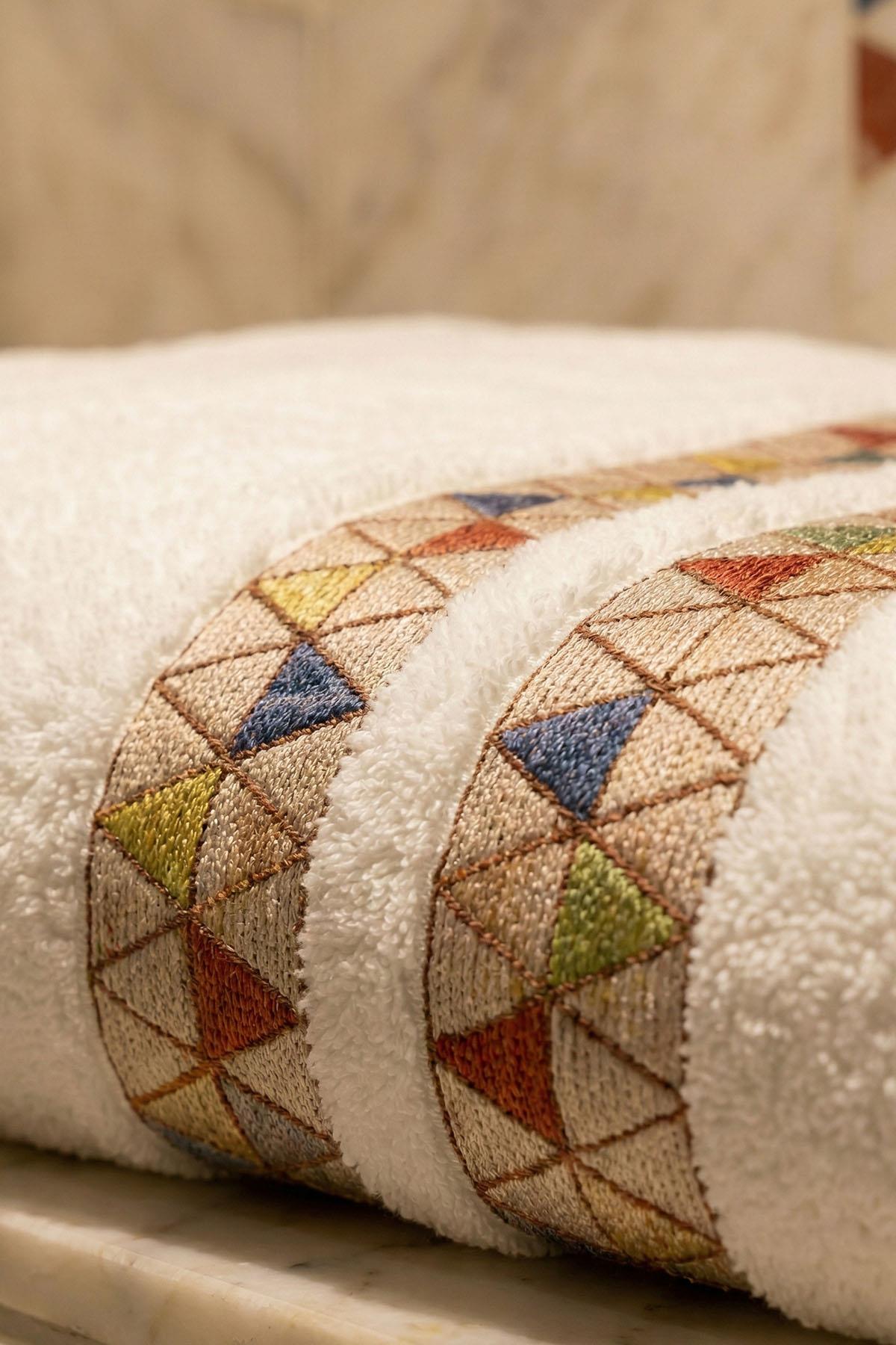 Tria Tile Pattern Hand Towel (30 x 50 cm)